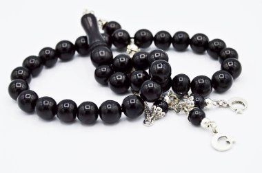 Oltu tespih tesbih, siyah ve gümüş boncuklar, Türk kültürü için önemli bir aksesuar olan kısa tespih tespihi beyaz arka planda izole edildi.