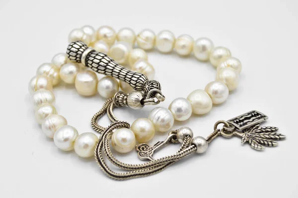 Weiße Perlen Und Silberperlen Reihen Sich Aneinander Kurzer Rosenkranz Tespih — Stockfoto
