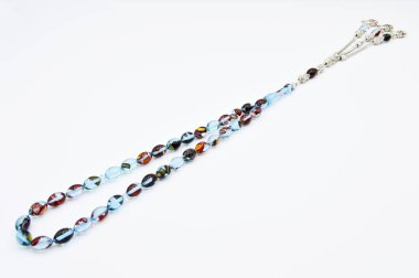 Renkli ve gümüş boncuklar sıralı, kısa tespih tesbih, Türk kültürü için önemli bir aksesuar, beyaz arka planda izole edilmiş.