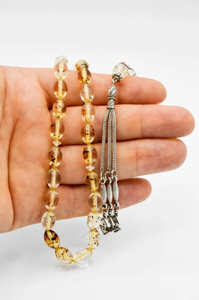 手头上的黄色和银色珠子排列整齐 有短的念珠 睾丸是土耳其文化的一个重要附件 与白色背景隔离 — 图库照片