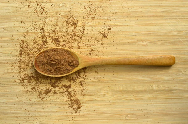 Toz Baharatlar Ahşap Kaşıkta Tüm Baharatlar Bambu Kesme Tahtasında — Stok fotoğraf