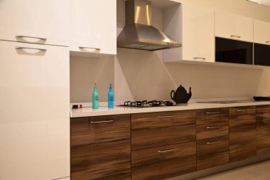 Lüks modern mutfak ekipmanları, beyaz ve ceviz dolapları.