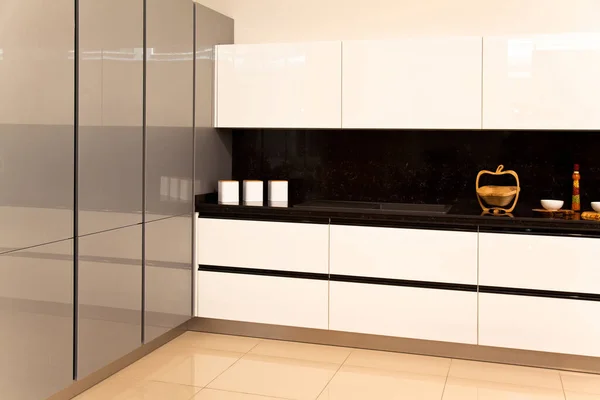 Interior Lujosa Cocina Moderna Gabinetes Grises Blancos Granito Negro — Foto de Stock