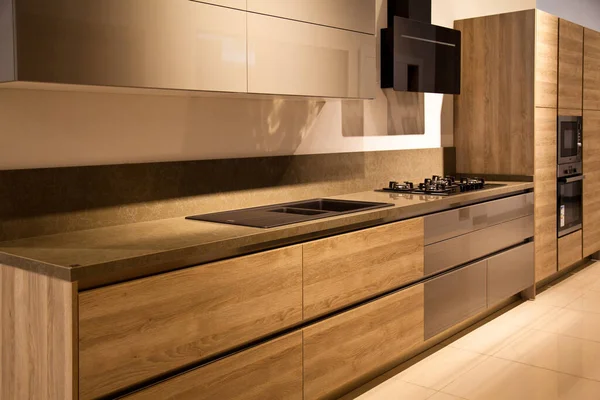 Interieur Aus Luxuriöser Moderner Küchenausstattung Grauen Und Eichenholzschränken — Stockfoto