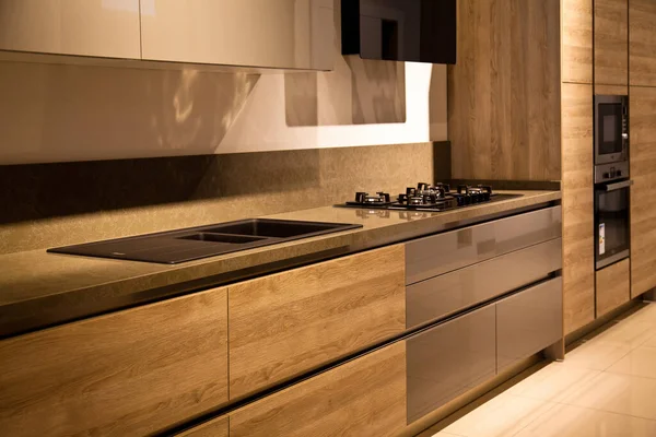 Interieur Aus Luxuriöser Moderner Küchenausstattung Grauen Und Eichenholzschränken — Stockfoto
