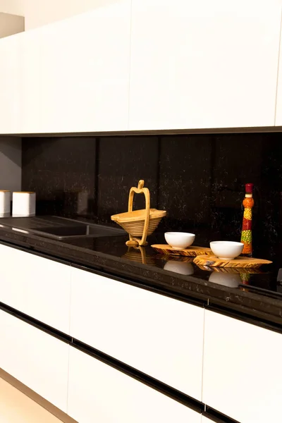 Interior Lujosa Cocina Moderna Gabinetes Blancos Granito Negro —  Fotos de Stock