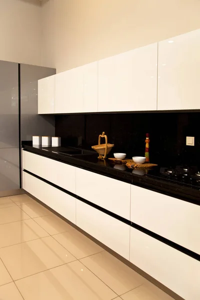 Interior Luxurious Modern Kitchen White Grey Cabinets Black Granite — Stock Photo, Image