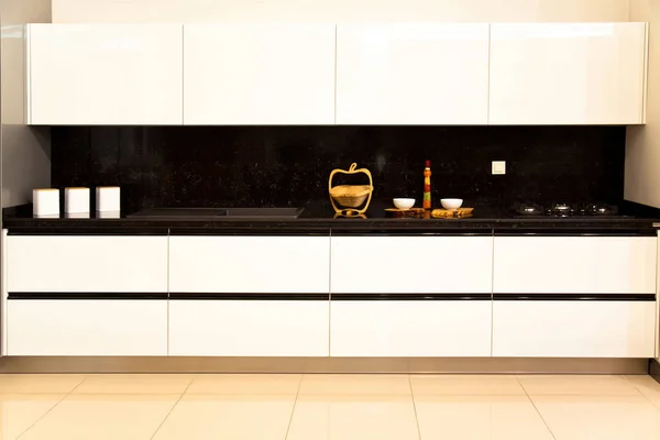 Interior Luxurious Modern Kitchen White Cabinets Black Granite — Stock Photo, Image