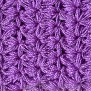 Yünden desenli kumaş. El yapımı kumaş mor yün arka plan dokusu, beyaz arkaplanda izole edilmiş.