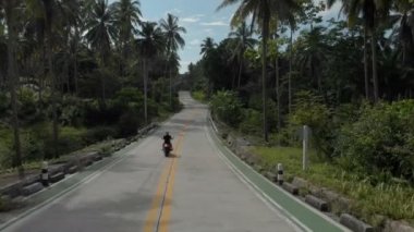 cinelike-ö. 2 daire havadan çekim Yolun kenarında motosiklet binme motorcu