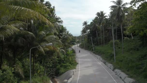 Cinelike.에 편평한 공중 총 자전거도로에 오토바이 타고 — 비디오