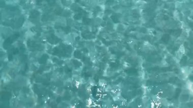 Kristal berraklığında su, ilmekledi arka plan, doğal doku güneşli gün üstten görünüm