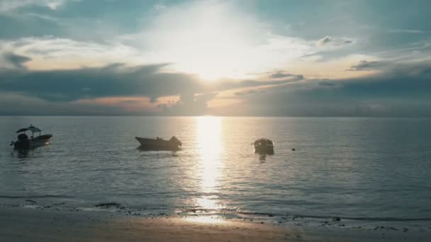 Sobrevolando barcos hacia el atardecer — Vídeos de Stock