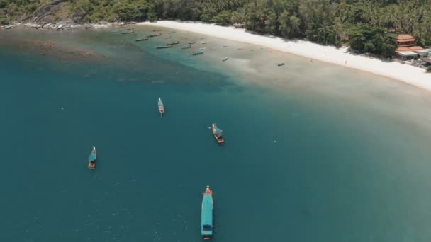 Sobrevolando la increíble playa de arena blanca y laguna tropical con barcos — Vídeo de stock