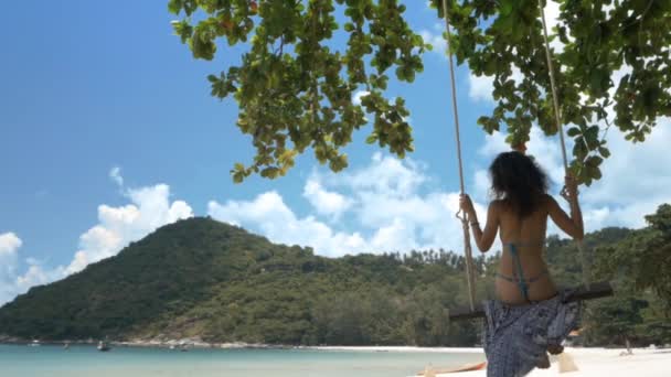 Belle Jeune Femme Bikini Sur Une Balançoire Sur Plage Ralenti — Video