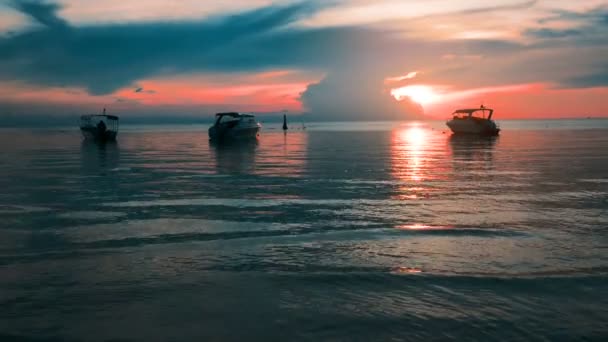 Прекрасний захід сонця зі швидкісними човнами — стокове відео