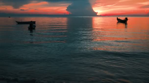 Прекрасний захід сонця зі швидкісними човнами — стокове відео