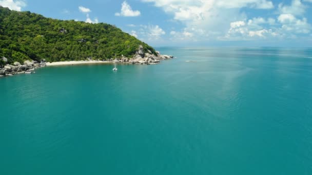 Sobrevolando la increíble playa de arena blanca y laguna tropical con yate — Vídeo de stock