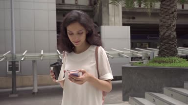 Süper ağır çekim, şehirde, steadicam telefon ile genç bayan vurdu