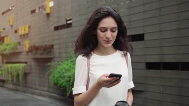 Süper ağır çekim, şehirde, steadicam telefon ile genç bayan vurdu