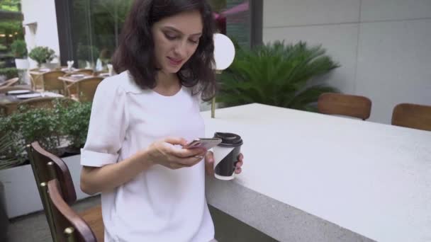 Super Slowmotion, jonge bedrijf dame met smartphone in stad café — Stockvideo