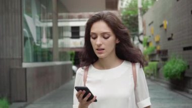 süper ağır çekim gitmek şehir sokaklarında yürüyüş ve kahve içme kız