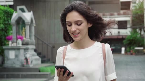 Ragazza a piedi per le strade della città e bere caffè per andare in super slow motion — Video Stock