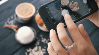 Eller tarafından smartphone Hint yemekleri fotoğraf çekmek. Portre. 4k.