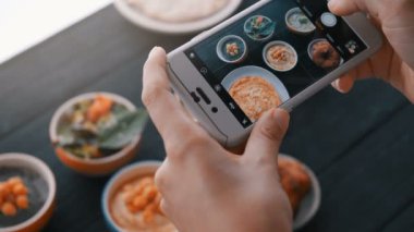Eller tarafından smartphone Hint yemekleri fotoğraf çekmek. Portre. 4k.