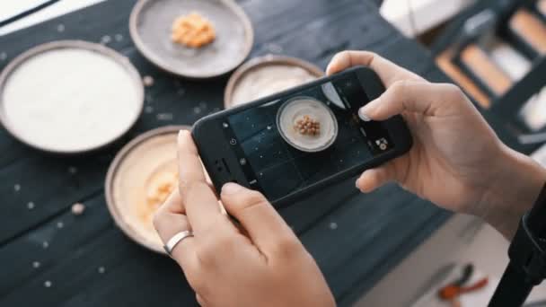 Le mani femminili scattano foto di cibo indiano tramite smartphone. Primo piano. 4K . — Video Stock