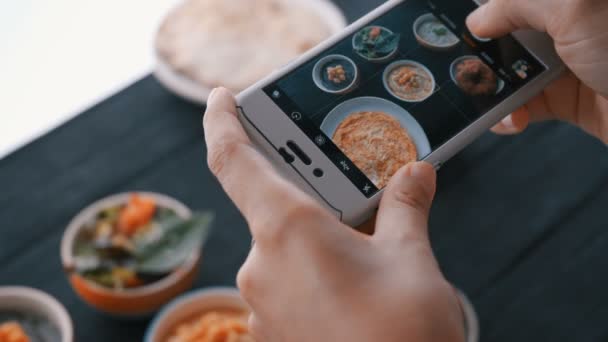 Le mani femminili scattano foto di cibo indiano tramite smartphone. Primo piano. 4K . — Video Stock