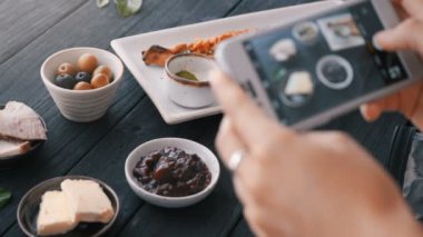 ile hareket eden telefon fotoğraf makinesi sosyal ağ için bir restoranda yemek fotoğrafını çekin