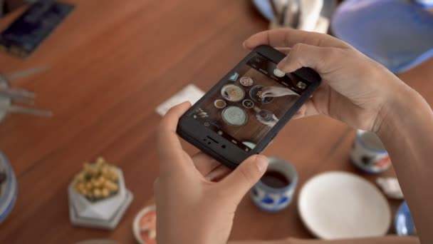 Neem een foto van eten in een restaurant met mobiele telefooncamera voor sociaal netwerk — Stockvideo