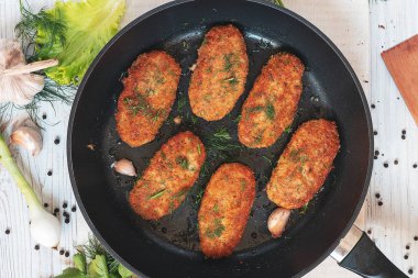 pirzola bir tavada, üstten görünüm