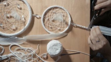 Kadın el oluşturma Dream Catcher Closeup, Dikey açı