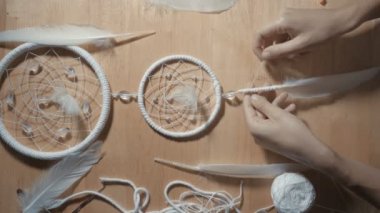 Kadın el oluşturma Dream Catcher Closeup, Dikey açı