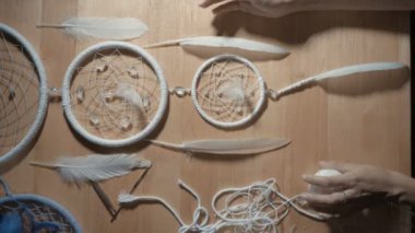 Kadın el oluşturma Dream Catcher Closeup, Dikey açı