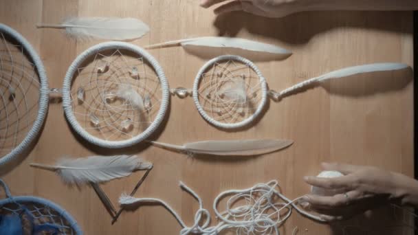 Ženské ruce vytváření Dream Catcher Closeup, Svislý úhel — Stock video