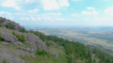 Havadan görünümü. Uçuş greenrocky tepeler üzerinde. Başkurdistan, Bannoe, Rusya Federasyonu.