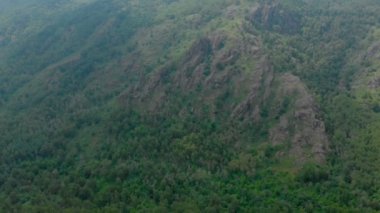 Havadan görünümü. Uçuş greenrocky tepeler üzerinde. Başkurdistan, Bannoe, Rusya Federasyonu.