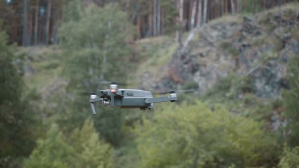 Quadcopter małe pływające w zwolnionym tempie — Wideo stockowe