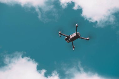 Mavi gökyüzü arka plan üzerinde robot