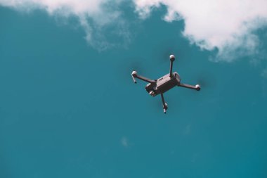 Mavi gökyüzü arka plan üzerinde küçük quadcopter