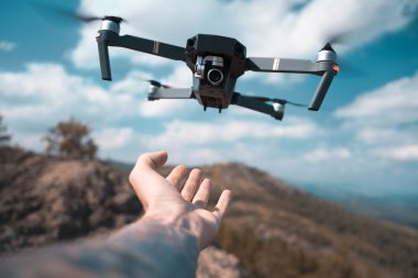 Erkek el alıcı dron. Güvenli dört helikopter pilotlar Palm'da açılış