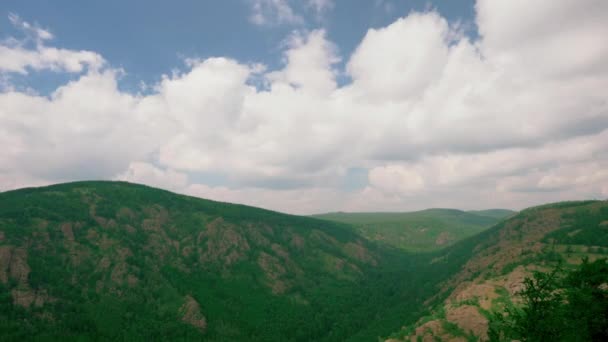 Часові Хмари Над Зеленими Горами Красивий Пейзаж — стокове відео