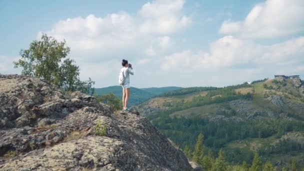 Fotografin fotografiert eine Berglandschaft mit der Kamera — Stockvideo