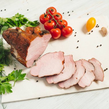 Tablo üzerinde geleneksel füme et