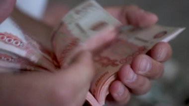 Bir erkek görünümünü sayma birçok Rus ruble, ağır çekim eller