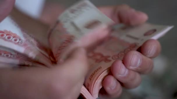 Bir erkek görünümünü sayma birçok Rus ruble, ağır çekim eller — Stok video