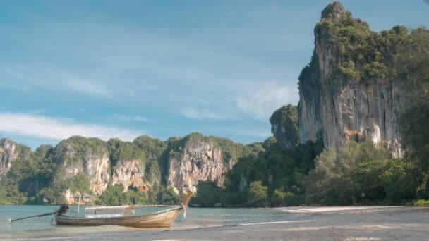 Barco de madera tradicional tailandés con decoración de cinta en la orilla del océano bajo el cielo azul.Tailandia paisaje de playa tropical, provincia de Krabi — Vídeo de stock